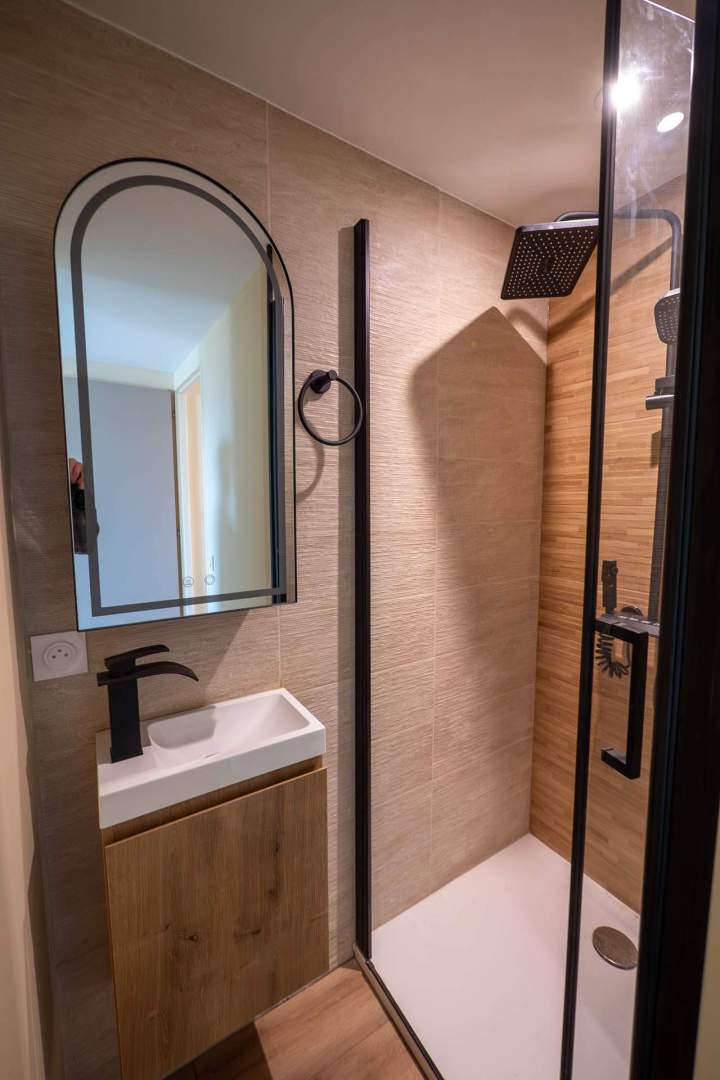 Éclairage moderne salle d'eau Toulouse